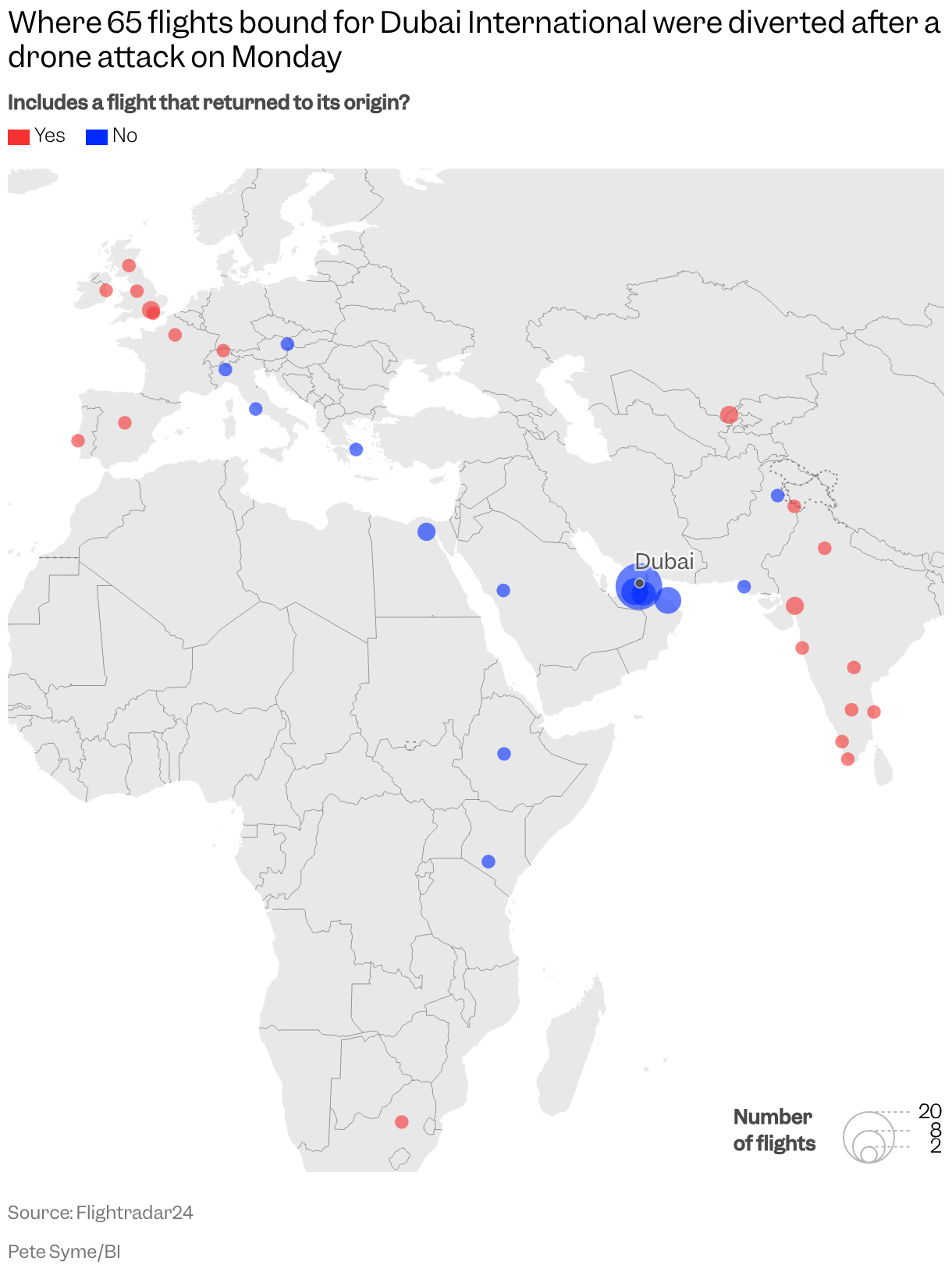 Een kaart van Afrika, Azië en Europa, met Dubai gemarkeerd, toont symbolen die aangeven waar 65 vluchten met bestemming DXB op 16 maart omgeleid werden nadat een brandstoftank ontplofte op de internationale luchthaven van Dubai