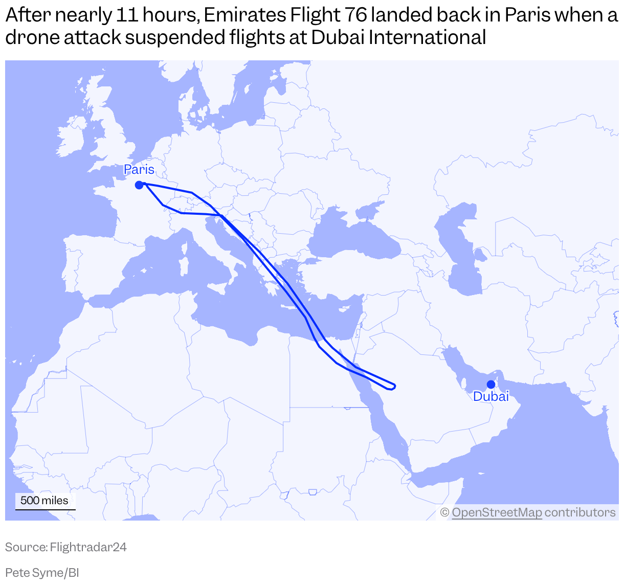 Een kaart van Europa en Azië toont het traject van Emirates-vlucht 76 op maandag 16 maart van Parijs naar Dubai, die over Saoedi-Arabië vloog voordat hij zich omdraaide en terugkeerde naar Frankrijk.